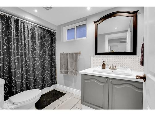 23 Pinewood Avenue, Grimsby, ON - Indoor Photo Showing Bathroom