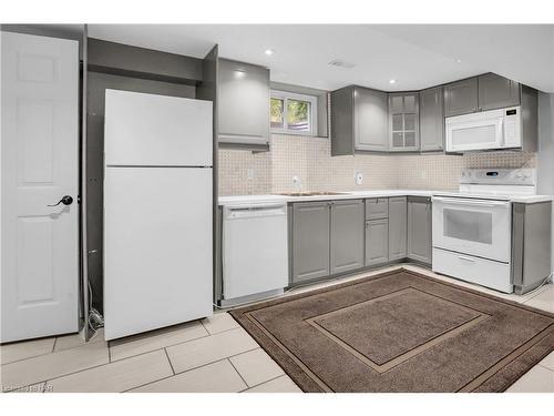 23 Pinewood Avenue, Grimsby, ON - Indoor Photo Showing Kitchen