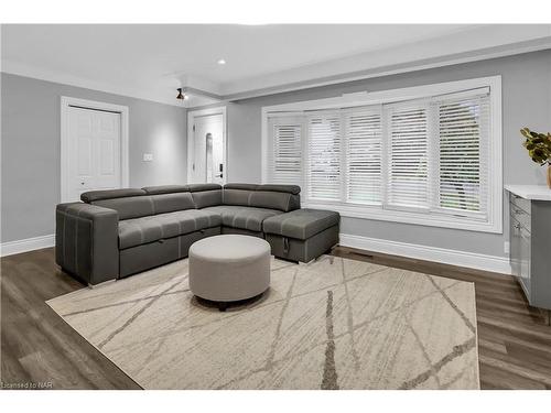 23 Pinewood Avenue, Grimsby, ON - Indoor Photo Showing Living Room