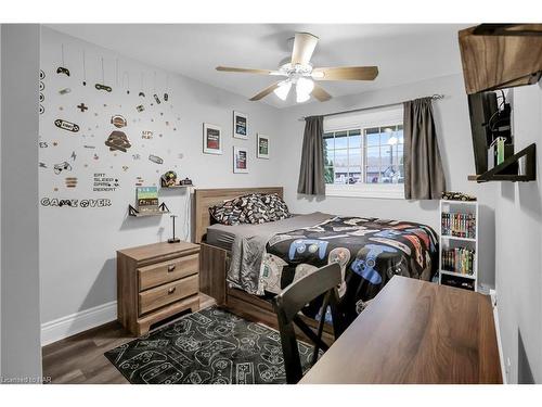 23 Pinewood Avenue, Grimsby, ON - Indoor Photo Showing Bedroom