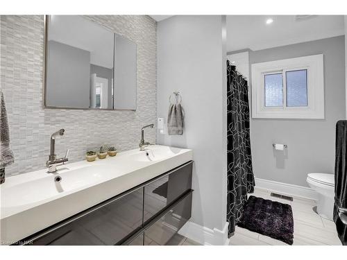 23 Pinewood Avenue, Grimsby, ON - Indoor Photo Showing Bathroom