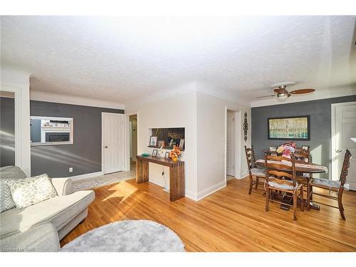 6963 Garden Street, Niagara Falls, ON - Indoor Photo Showing Living Room