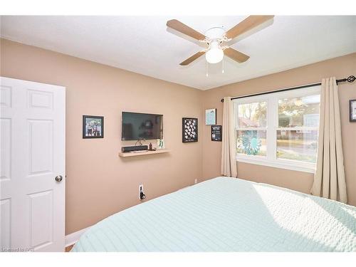 6963 Garden Street, Niagara Falls, ON - Indoor Photo Showing Bedroom