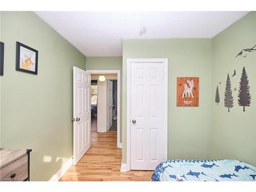 6963 Garden Street, Niagara Falls, ON - Indoor Photo Showing Bedroom