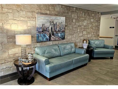 105-141 Vansickle Road, St. Catharines, ON - Indoor Photo Showing Living Room