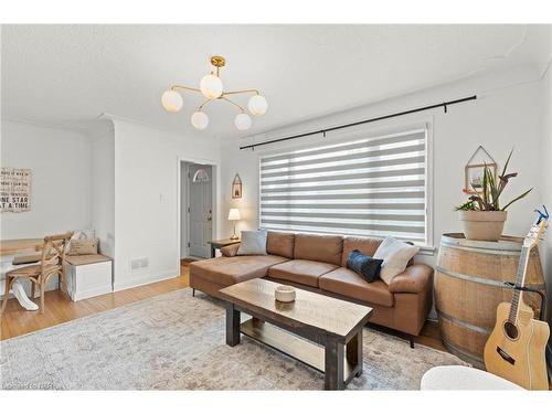 218 Christmas Street, Port Colborne, ON - Indoor Photo Showing Living Room