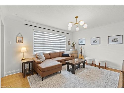 218 Christmas Street, Port Colborne, ON - Indoor Photo Showing Living Room