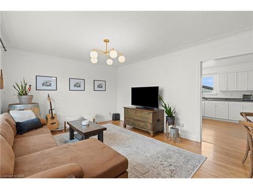 218 Christmas Street, Port Colborne, ON - Indoor Photo Showing Living Room