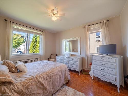 53 Oak Street, Port Colborne, ON - Indoor Photo Showing Bedroom