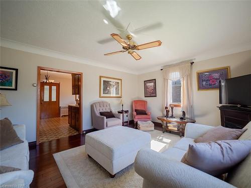 53 Oak Street, Port Colborne, ON - Indoor Photo Showing Living Room