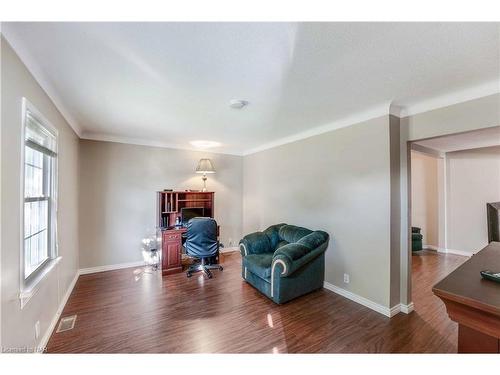 2 Lincoln Avenue, St. Catharines, ON - Indoor Photo Showing Living Room