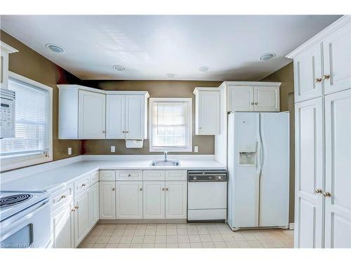 2 Lincoln Avenue, St. Catharines, ON - Indoor Photo Showing Kitchen