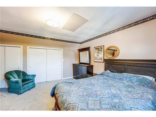 2 Lincoln Avenue, St. Catharines, ON - Indoor Photo Showing Bedroom