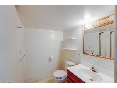 2 Lincoln Avenue, St. Catharines, ON - Indoor Photo Showing Bathroom