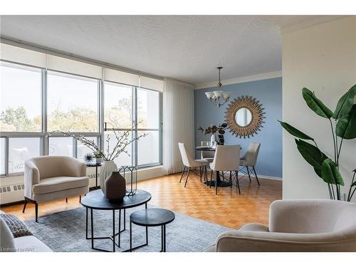 306-15 Towering Heights Boulevard, St. Catharines, ON - Indoor Photo Showing Living Room