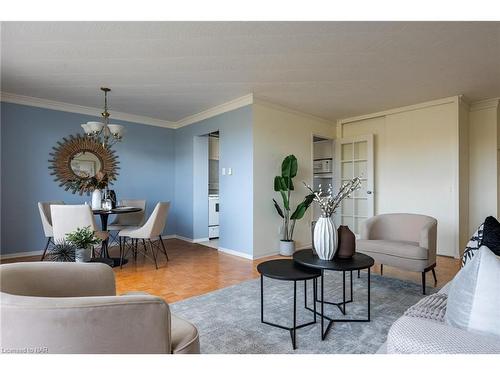 306-15 Towering Heights Boulevard, St. Catharines, ON - Indoor Photo Showing Living Room