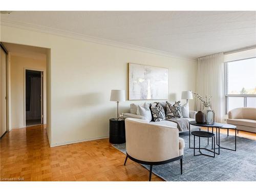 306-15 Towering Heights Boulevard, St. Catharines, ON - Indoor Photo Showing Living Room