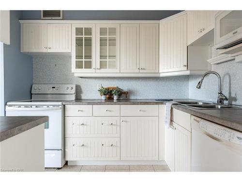 306-15 Towering Heights Boulevard, St. Catharines, ON - Indoor Photo Showing Kitchen With Double Sink