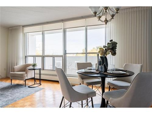 306-15 Towering Heights Boulevard, St. Catharines, ON - Indoor Photo Showing Dining Room