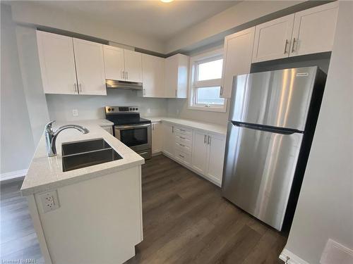 28-6705 Cropp Street, Niagara Falls, ON - Indoor Photo Showing Kitchen With Double Sink