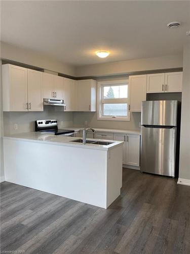 28-6705 Cropp Street, Niagara Falls, ON - Indoor Photo Showing Kitchen With Double Sink