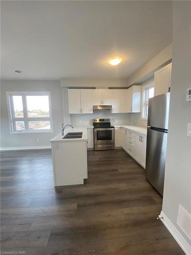 28-6705 Cropp Street, Niagara Falls, ON - Indoor Photo Showing Kitchen With Double Sink