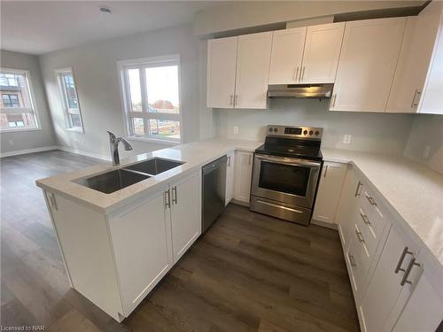 28-6705 Cropp Street, Niagara Falls, ON - Indoor Photo Showing Kitchen With Double Sink