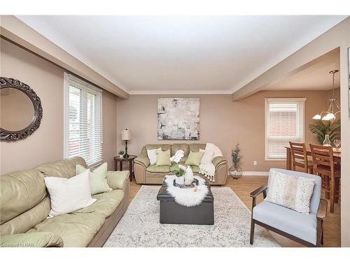 6931 Casey Street, Niagara Falls, ON - Indoor Photo Showing Living Room