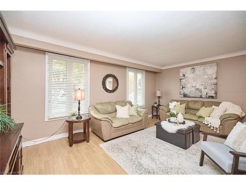 6931 Casey Street, Niagara Falls, ON - Indoor Photo Showing Living Room