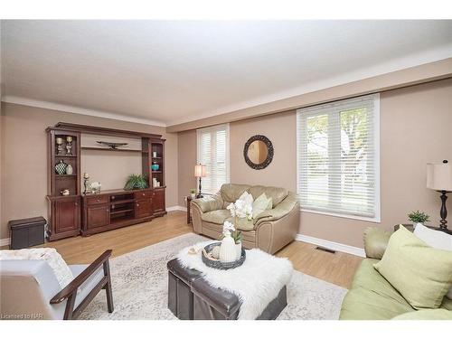 6931 Casey Street, Niagara Falls, ON - Indoor Photo Showing Living Room