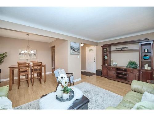 6931 Casey Street, Niagara Falls, ON - Indoor Photo Showing Living Room