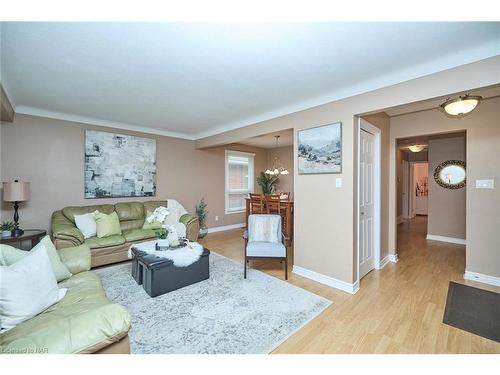 6931 Casey Street, Niagara Falls, ON - Indoor Photo Showing Living Room