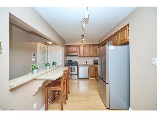 6931 Casey Street, Niagara Falls, ON - Indoor Photo Showing Kitchen