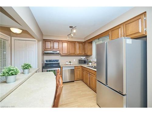 6931 Casey Street, Niagara Falls, ON - Indoor Photo Showing Kitchen