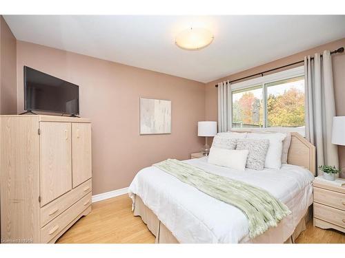 6931 Casey Street, Niagara Falls, ON - Indoor Photo Showing Bedroom