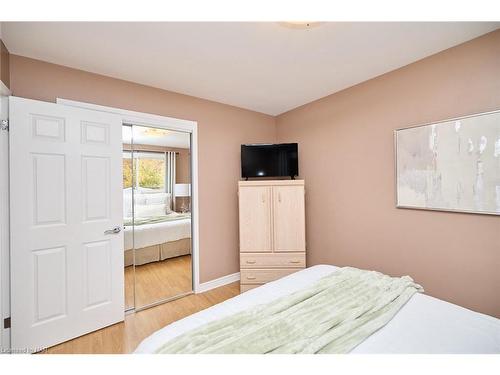 6931 Casey Street, Niagara Falls, ON - Indoor Photo Showing Bedroom