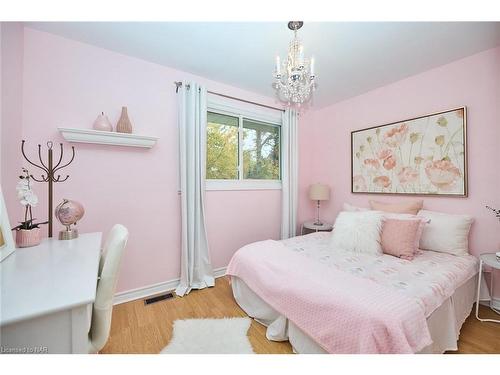 6931 Casey Street, Niagara Falls, ON - Indoor Photo Showing Bedroom