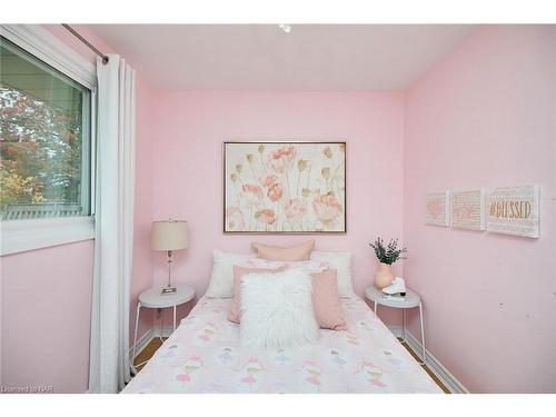 6931 Casey Street, Niagara Falls, ON - Indoor Photo Showing Bedroom