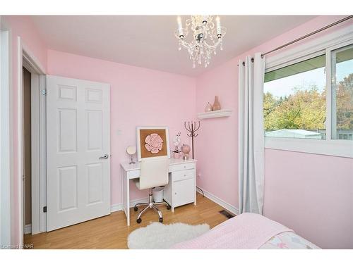 6931 Casey Street, Niagara Falls, ON - Indoor Photo Showing Bedroom