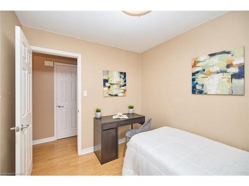 6931 Casey Street, Niagara Falls, ON - Indoor Photo Showing Bedroom