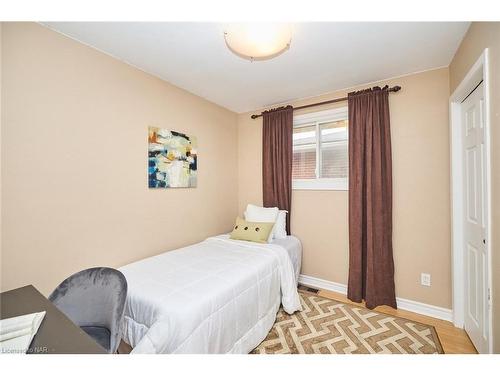 6931 Casey Street, Niagara Falls, ON - Indoor Photo Showing Bedroom