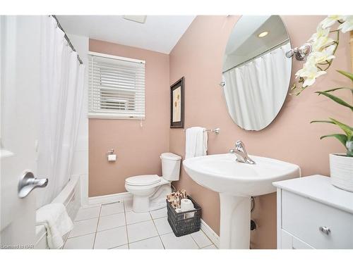 6931 Casey Street, Niagara Falls, ON - Indoor Photo Showing Bathroom