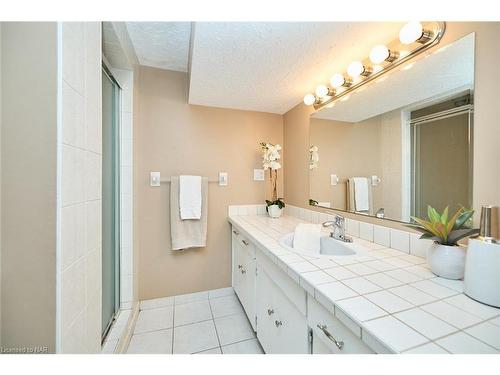 6931 Casey Street, Niagara Falls, ON - Indoor Photo Showing Bathroom