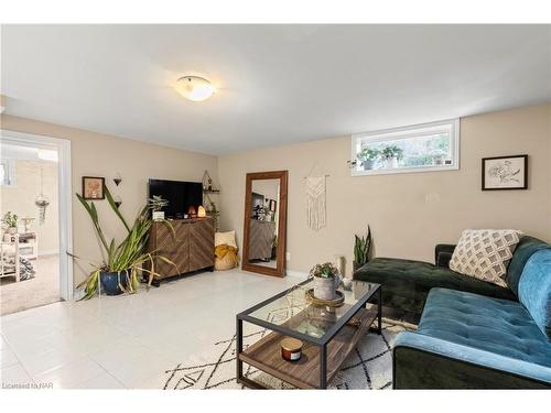 74 Marmora Street, St. Catharines, ON - Indoor Photo Showing Living Room