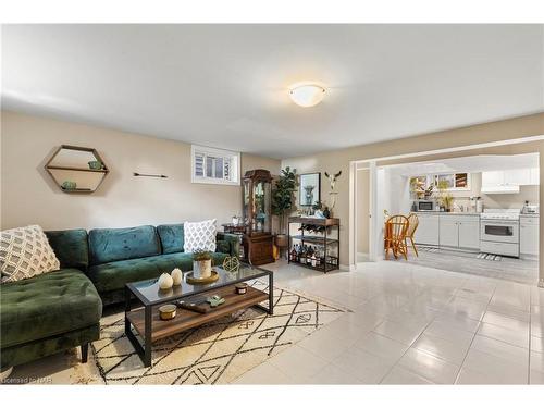 74 Marmora Street, St. Catharines, ON - Indoor Photo Showing Living Room