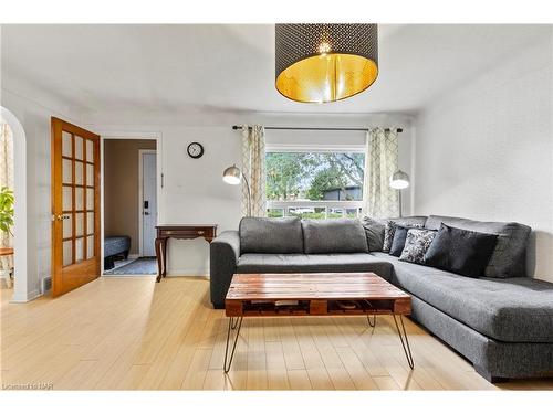 74 Marmora Street, St. Catharines, ON - Indoor Photo Showing Living Room