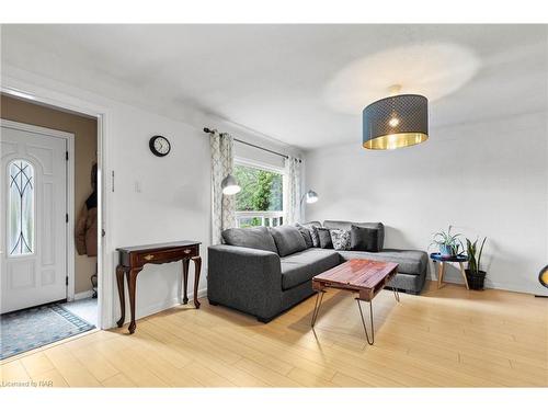 74 Marmora Street, St. Catharines, ON - Indoor Photo Showing Living Room