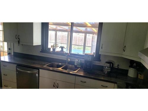 67 Wakelin Terrace, St. Catharines, ON - Indoor Photo Showing Kitchen With Double Sink