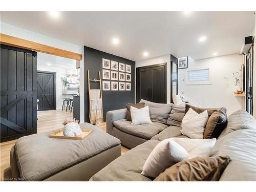 252 Emerick Avenue, Fort Erie, ON - Indoor Photo Showing Living Room