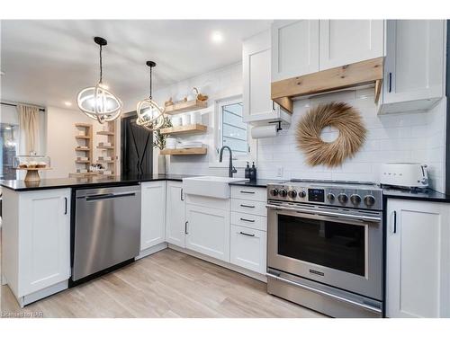 252 Emerick Avenue, Fort Erie, ON - Indoor Photo Showing Kitchen With Upgraded Kitchen